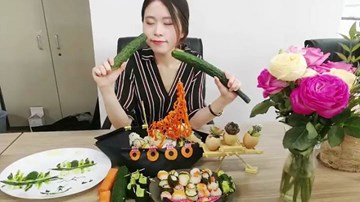 'Chị đại văn phòng' mở đại tiệc sushi, làm băng chuyền mời cả phòng ăn cùng