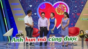 Nữ phiên dịch đòi bạn trai hôn mình trên sân khấu khiến MC 'tá hỏa'