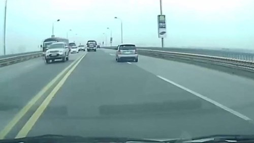Xe khách chạy đua vượt ẩu trên cầu