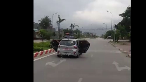 Taxi 'điên' mở bung 2 cửa lao vun vút trên phố khiến nhiều người khiếp sợ