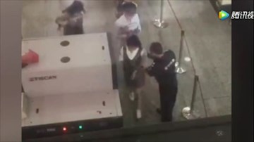 Nhân viên an ninh sàm sỡ hàng loạt hành khách nữ gây bức xúc