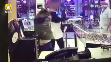 Con trai đánh mẹ tới tấp vì bị làm gián đoạn trò chơi gây phẫn nộ