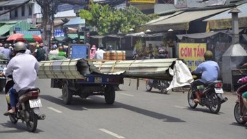 Xe ba gác tái xuất, nghênh ngang lê 'máy chém' gây họa cho người đi đường