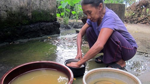 Nghịch lý dân phải dùng nước bẩn của nhà máy nước sạch