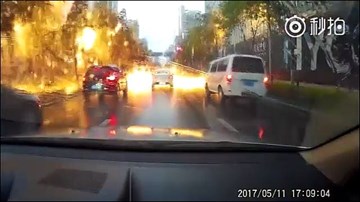 Thót tim cảnh sét đánh giữa đường, tóe lửa như pháo hoa