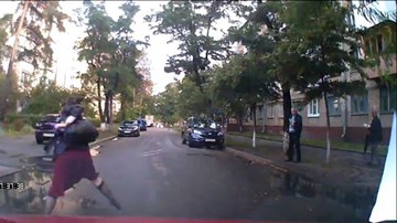 Tài xế bất ngờ bóp còi khiến cô gái 'vồ ếch' đúng vũng nước