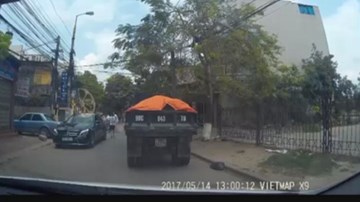 Sau va chạm, nhóm côn đồ đi xe Mercedes đánh lái xe máy dã man