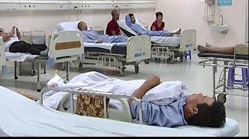 Bị đứt gót chân khi dùng máy cưa tay