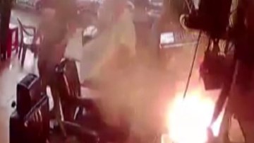 Điện thoại Trung Quốc đang sạc bất ngờ phát nổ và bốc cháy dữ dội