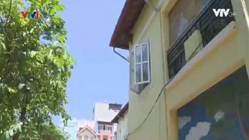 Bé hơn 2 tuổi ngã từ tầng 2 trường mầm non tại Hà Nội