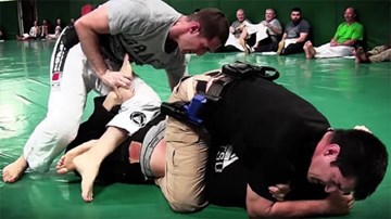 Võ sĩ MMA thách đấu 2 cảnh sát