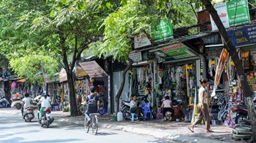 Dãy cửa hàng siêu nhỏ tồn tại 30 năm ở Hà Nội