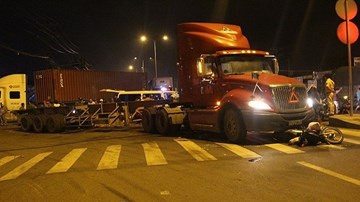 Cứu hộ dùng xe chuyên dụng nâng container đưa thi thể 2 mẹ con ra ngoài