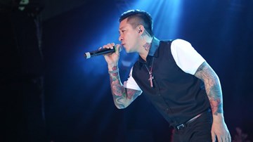 Ít ai ngờ Tuấn Hưng có thể hát bolero ngọt đến thế này