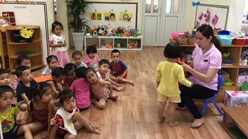Bé gái ngã từ tầng 2 ở trường mầm non đã đi học trở lại