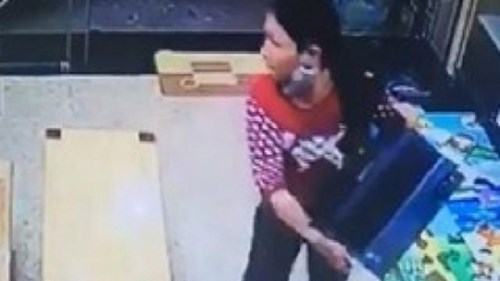 Người phụ nữ đột nhập vào cửa hàng nẫng laptop nhanh như chớp
