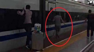 Kẹt tay vào cửa, chàng trai phải chạy theo khi tàu cao tốc đang rời sân ga