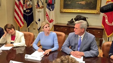 Con gái thay ông Trump điều hành cuộc họp ở Nhà trắng