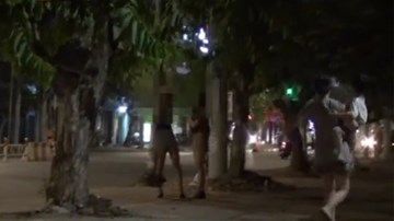Phụ nữ bế con hốt hoảng chạy nhanh qua lãnh địa của gái bán dâm