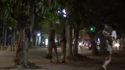 Phụ nữ bế con hốt hoảng chạy nhanh qua lãnh địa của gái bán dâm