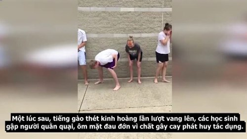 Trải nghiệm cảm giác bị xịt hơi cay, hàng chục học sinh la hét kinh hoàng