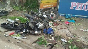 Xe tải lao như điên vào hai mẹ con đi xe máy