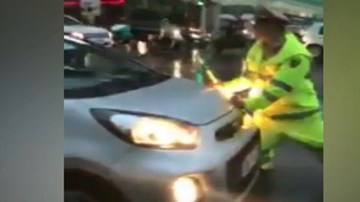 Tài xế taxi đẩy lùi CSGT, nhấn ga bỏ chạy