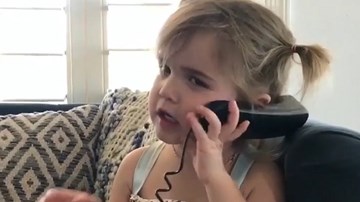 Bé gái phản ứng dễ thương khi sử dụng điện thoại cục gạch