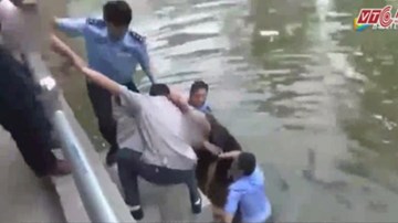 'Ma men' nhảy sông tự tử, không chết vì nước... quá nông