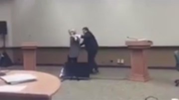 Lộ video bà Hillary Clinton tập luyện tránh cái ôm của ông Donald Trump