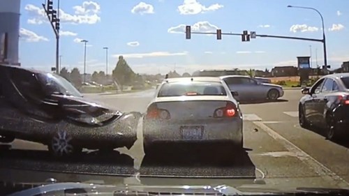 CSGT suýt chết trong gang tấc khi chiếc xe bay vào đúng nơi vừa rời gót