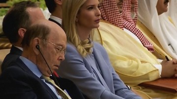 Bộ trưởng Mỹ ngủ gật khi Tổng thống Trump phát biểu tại hội nghị cấp cao