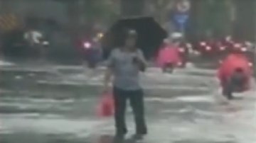Cảm phục cụ ông đứng dầm mưa hàng làm 'biển báo sống'