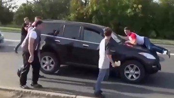 Đi ô tô lên vỉa hè, tài xế hung hăng bị “thanh niên tình nguyện” quật ngã