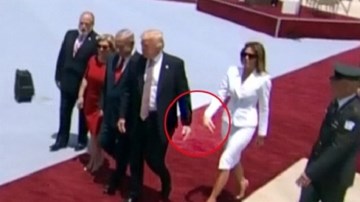 Chuyên gia lý giải hành động gạt tay chồng của vợ ông Trump