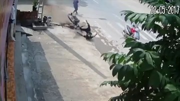 Xe máy gặp nạn kinh hoàng vì tránh người đi bộ sang đường