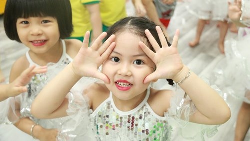Vũ điệu sôi động đáng yêu của các bé mầm non