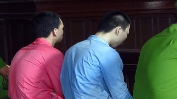 Kẻ giết người yêu vứt xác xuống mộ câm lặng trước tòa