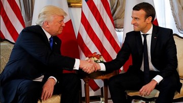 Tổng thống Trump và Macron lần đầu gặp gỡ, trao nhau cái bắt tay 'máu lửa'