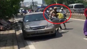 Thực hư video CSGT ôm cổ, bẻ tay tài xế ô tô giữa phố Thủ đô