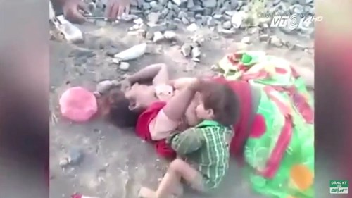 Thắt lòng cảnh bé trai tìm cách bú sữa từ thi thể mẹ