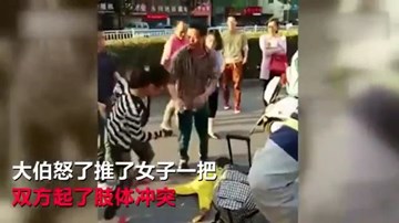Không xin được việc, mẹ tức giận giẫm lên lưng con gái 2 tuổi