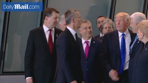 Hành động gây chú ý của ông Trump trước khi chụp ảnh cùng quan chức NATO
