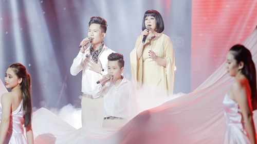 Cẩm Vân gây xúc động khi hát 'Cát bụi' cùng 2 học trò Đông Nhi