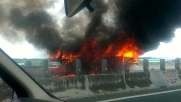 Xe khách 50 chỗ cháy rụi trên cao tốc TP.HCM - Trung Lương