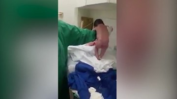 Vừa chào đời vài phút, bé sơ sinh chập chững bước đi