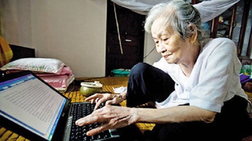 Cụ bà 97 tuổi người Việt lên báo nước ngoài vì quá sành Internet