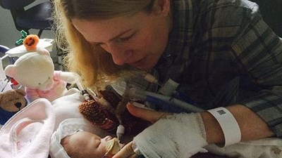 Anh: Bé sơ sinh bất ngờ sống lại sau 22 phút ngừng thở