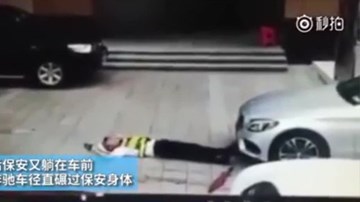 Nằm giữa đường chặn xe, bảo vệ bị tài xế cán qua không thương tiếc