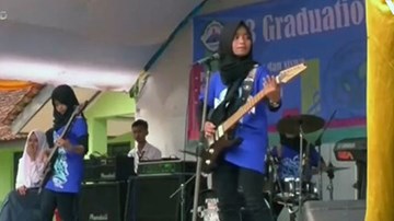 Ban nhạc rock nữ đeo khăn trùm đầu thách thức các định kiến